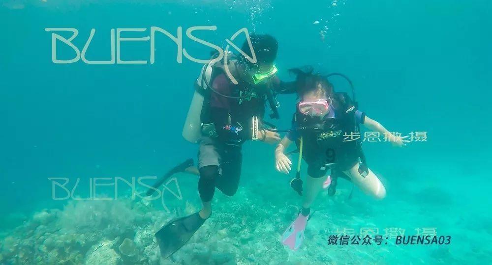亚当玩高尔夫